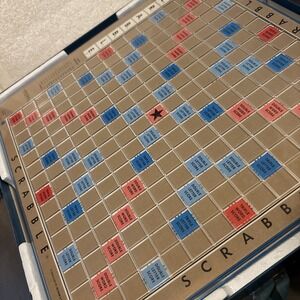 EUC Scrabble Turntable Game, 1977 Deluxe Edition, Selchow & Righter (S&R), USA